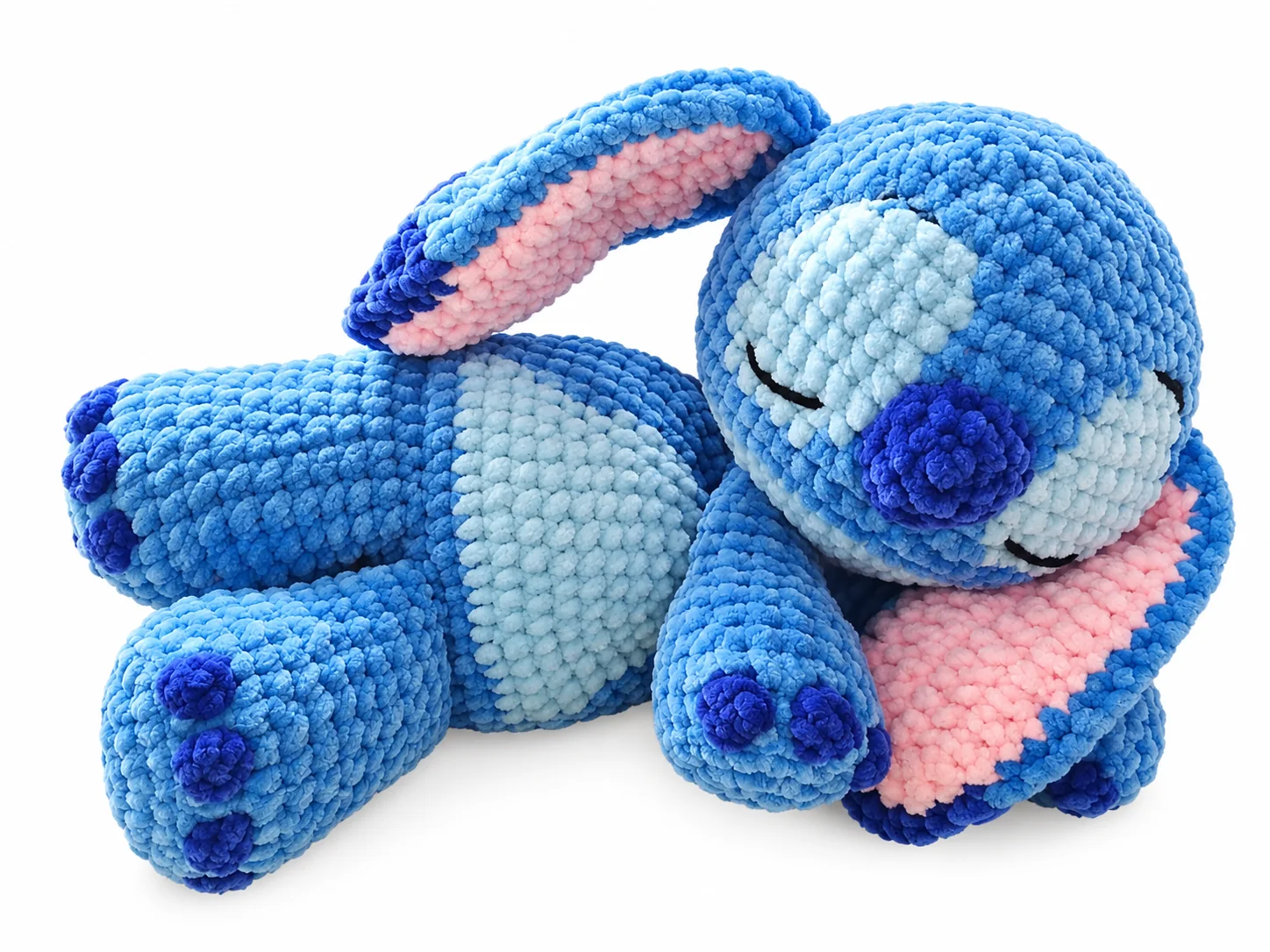 Stitch: Eine blaue Fantasiefigur mit großen Ohren und heller Bauchpartie. Ansicht 2.