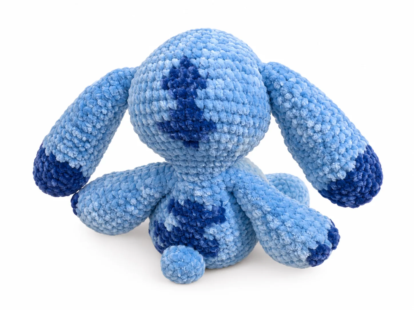 Stitch: Eine blaue Fantasiefigur mit großen Ohren und heller Bauchpartie. Ansicht 3.