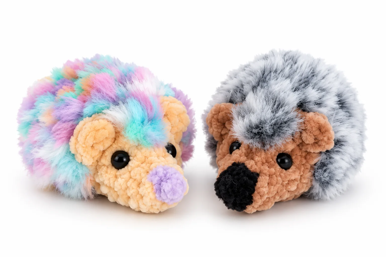 Zwei kleine Igel mit buntem und grauem Stachelkleid aus weichem Garn. Ansicht 1.