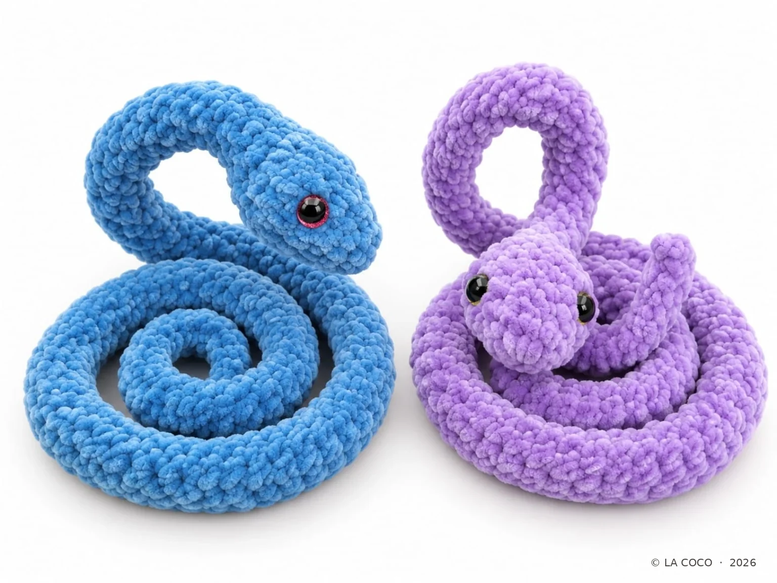 Blaue und lilafarbene gehäkelte Schlange nebeneinander