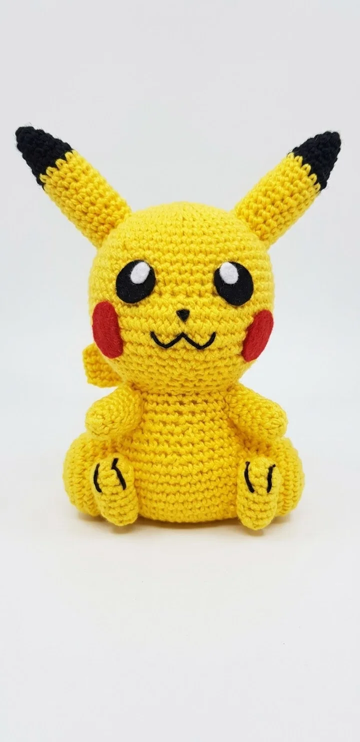 Pikachu: Eine gelbe Figur mit langen Ohren, roten Wangen und gezacktem Schweif. Ansicht 1.