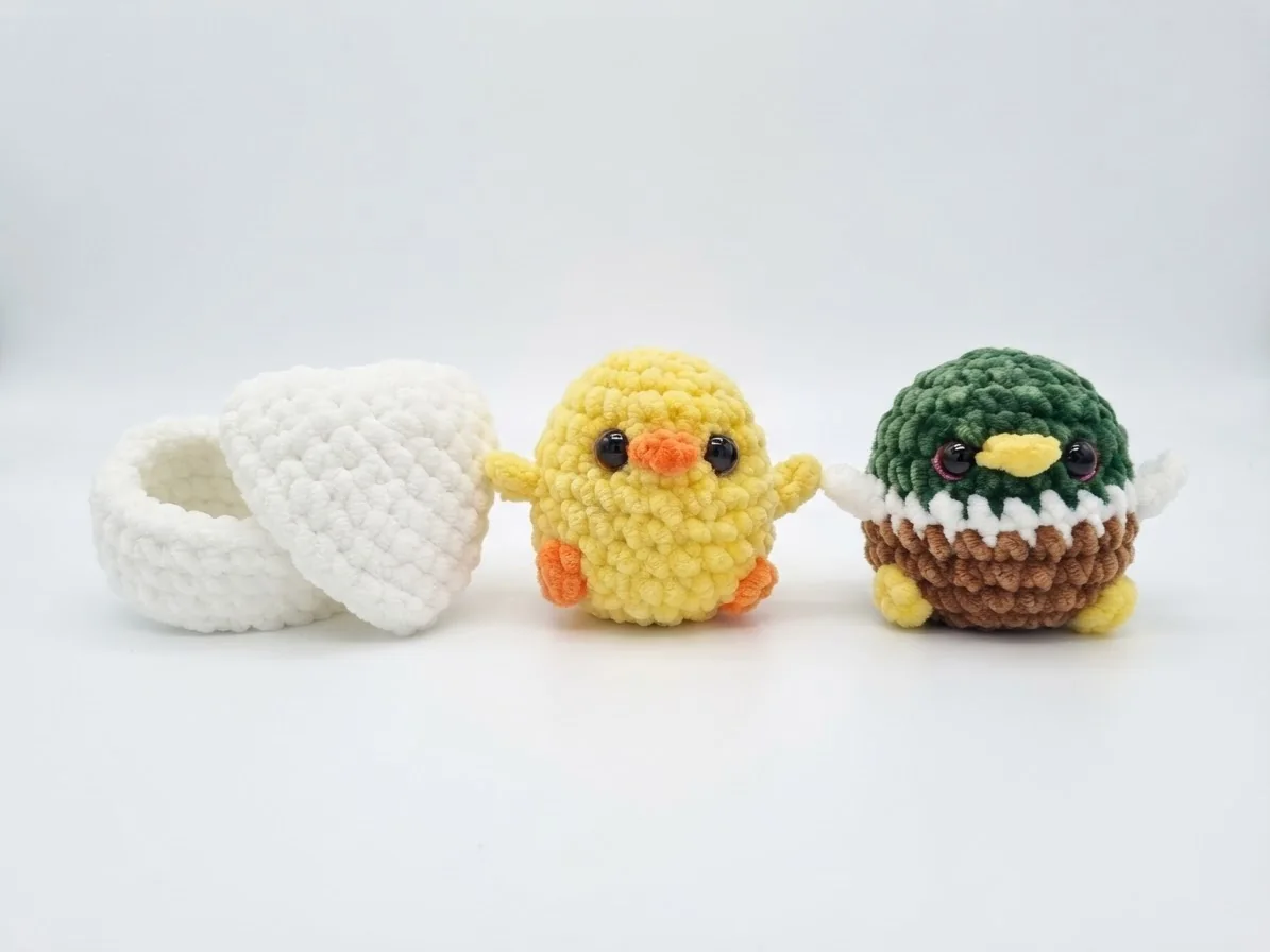 Kleine bunte Figuren schauen aus gehäkelten Eierschalen heraus. Ansicht 1.