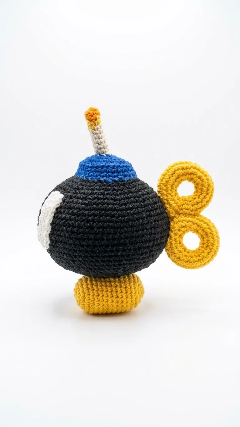 Bob-omb: Eine dunkelblaue runde Figur mit gelben Füßen und einer kleinen Zündschnur. Ansicht 2.