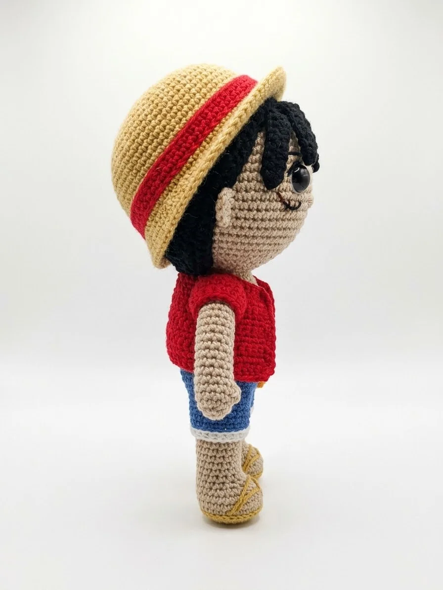 Ruffy mit Strohhut: Eine kleine Figur mit Strohhut, schwarzem Haar und roter Weste. Ansicht 1.