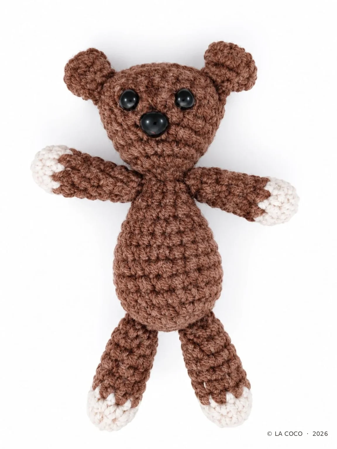 Brauner gehäkelter Teddybär mit hellen Pfoten