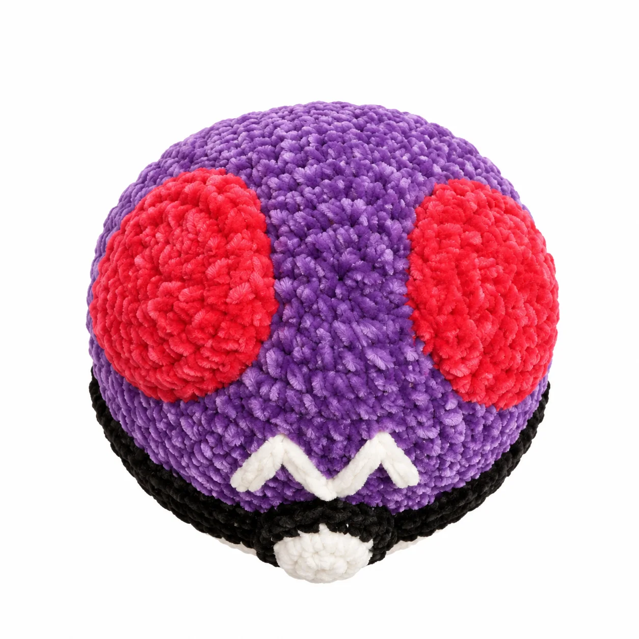 Meisterball: Ein violetter und schwarzer Ball mit roten Flächen und hellem Buchstabenmotiv. Ansicht 1.