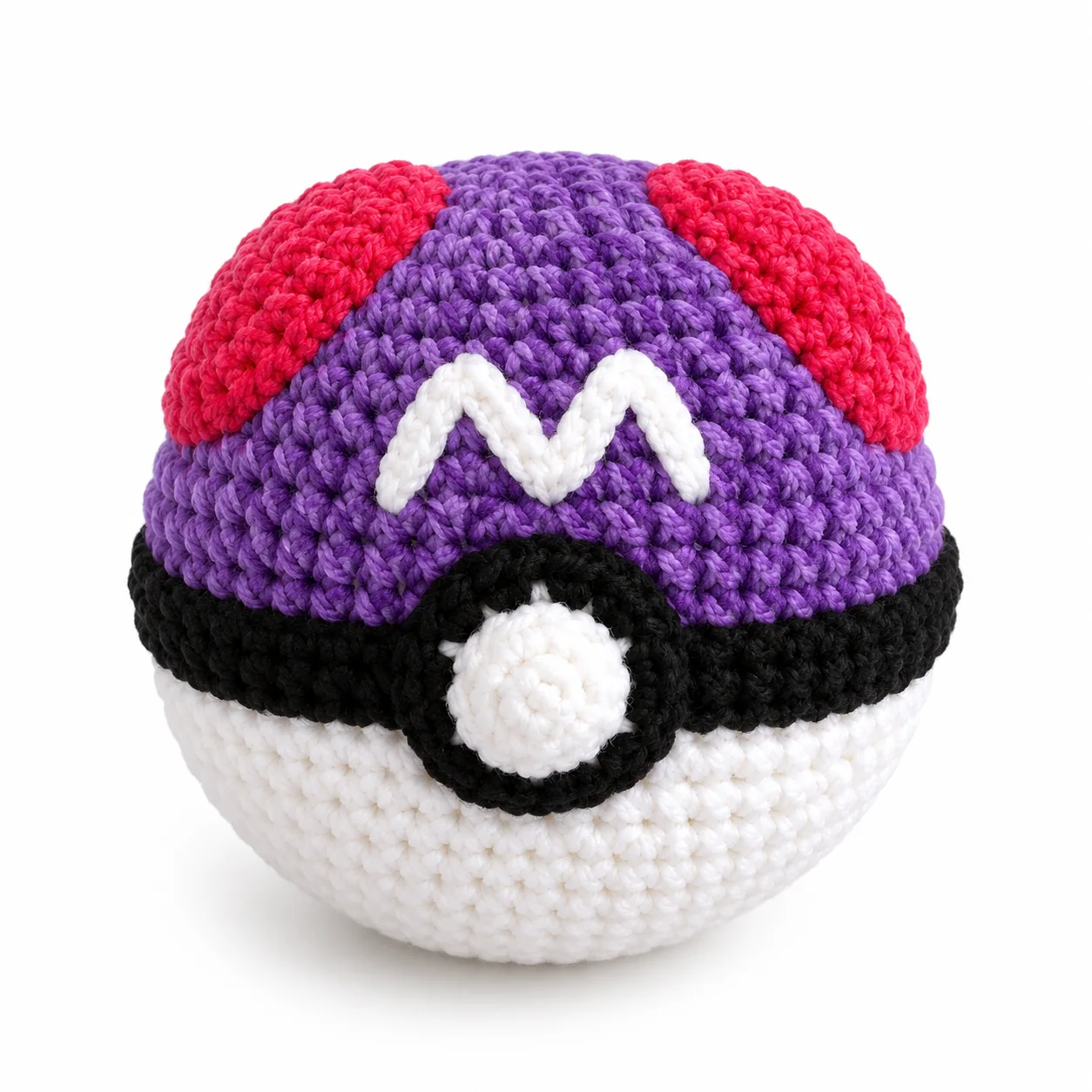 Meisterball: Ein violetter und schwarzer Ball mit roten Flächen und hellem Buchstabenmotiv. Ansicht 2.
