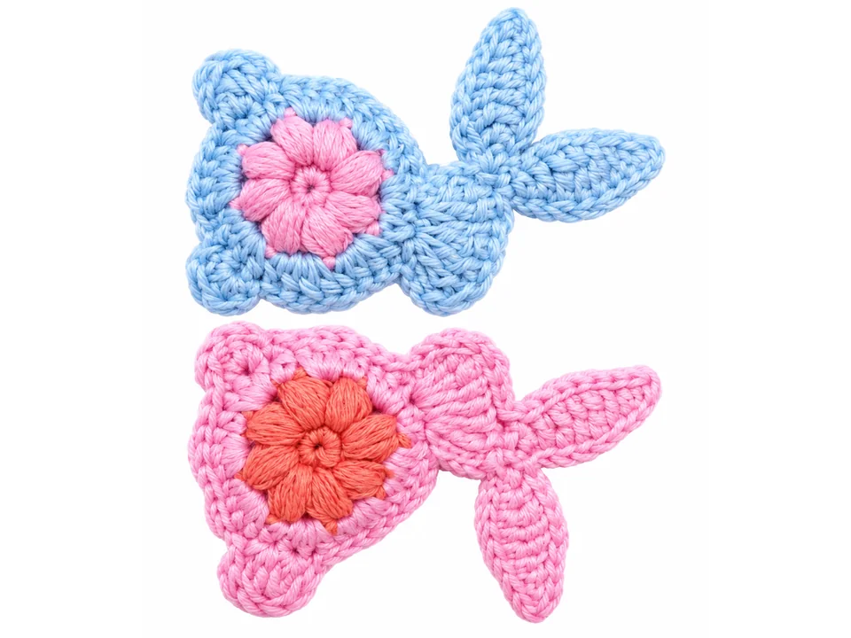 Zwei kleine Fische in Blau und Rosa mit blütenförmigen Details. Ansicht 1.