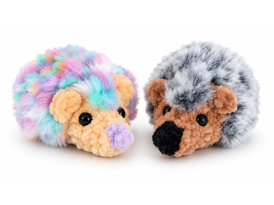 Zwei kleine Igel mit buntem und grauem Stachelkleid aus weichem Garn. Ansicht 1.