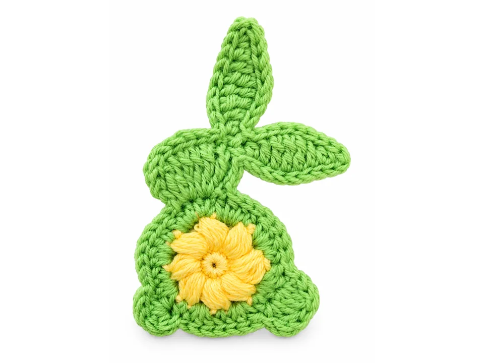 Krog: Eine kleine grüne Figur mit Blattkragen und gelbem Gesicht. Ansicht 1.