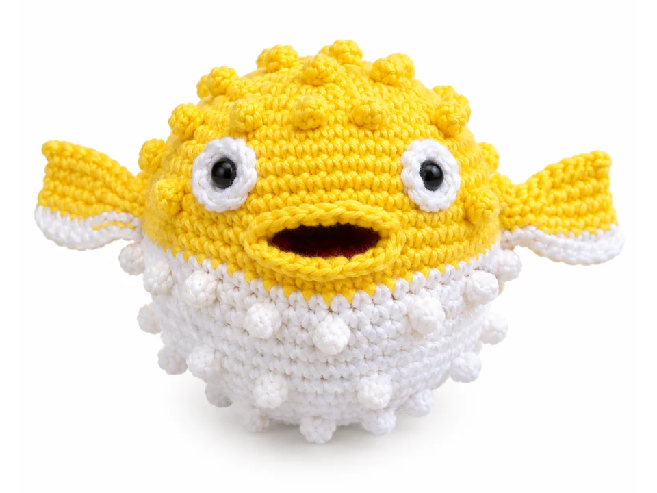 Ein gelb-weißer Kugelfisch mit kleinen Flossen und plastischen Noppen. Ansicht 1.