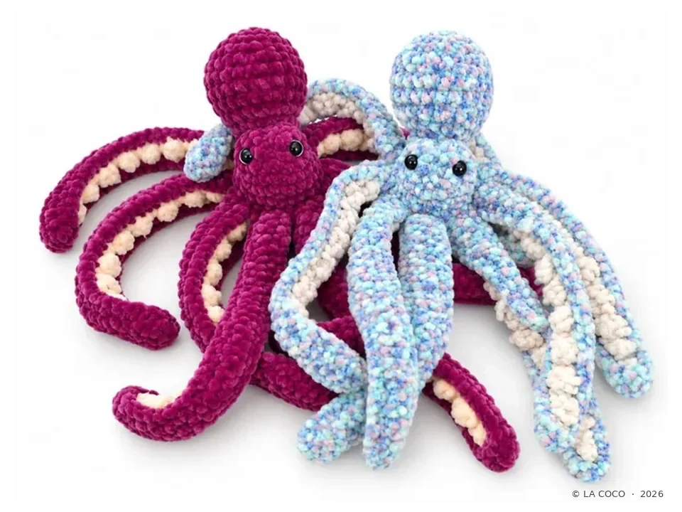 Zwei gehäkelte Oktopusse in Magenta und Pastellblau