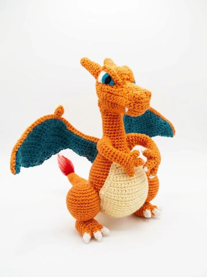 Glurak: Ein orangefarbener Drache mit dunklen Flügeln und heller Bauchpartie. Ansicht 1.