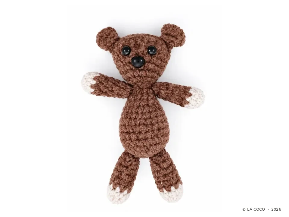 Brauner gehäkelter Teddybär mit hellen Pfoten