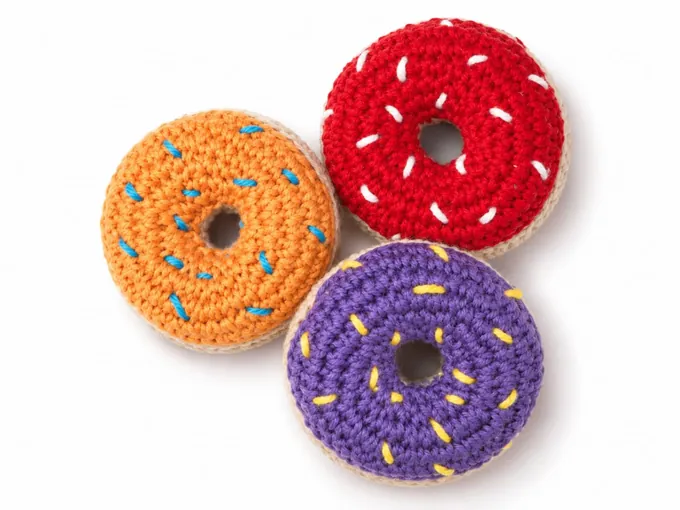 Kinderküche – Drei gehäkelte Donuts mit buntem Zuckerguss und Streuseln